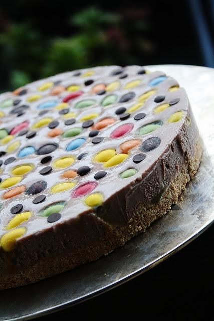 Cheesecake al cacao ed m&m;. Cheesecake al cacao ed m&m;.