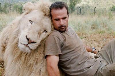 Video - Kevin Richardson, l’uomo che sussurra ai leoni
