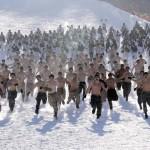 Corea del Sud: militari a torso nudo sulla neve