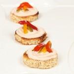 Crostini con mousse di prosciutto cotto al brandy