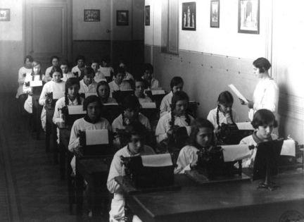 Foto storica di una classe femminile presa dal sito www.indire.it