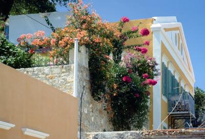 Una casa bianca a Symy in Grecia