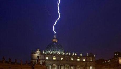 Il fulmine caduto sulla Basilica di San Pietro l'11 Febbraio