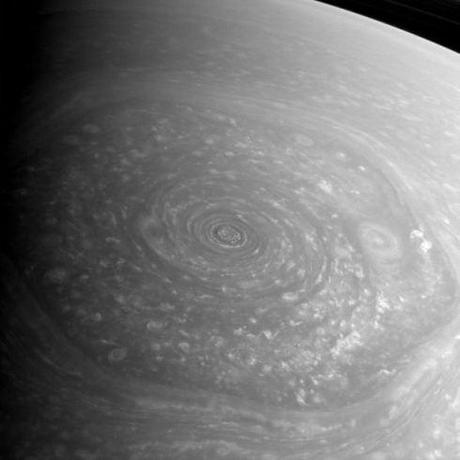 La struttura esagonale al polo nord di Saturno
