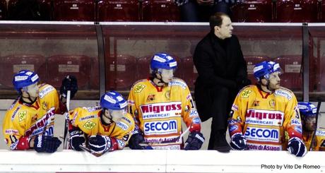 Hockey su ghiaccio: gli Stellati di coach John Parco tornano alla vittoria e si riprendono la testa del Relegation Round. Nel Master, continua la serie nera del Bolzano, sconfitto dal Renon, che passa in testa. (By Vito De Romeo)