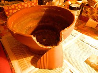 Decorazione materica per recuperare il vecchio vaso in coccio