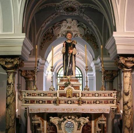 La  statua del santo all'interno della Basilica a lui dedicata a Sorrento