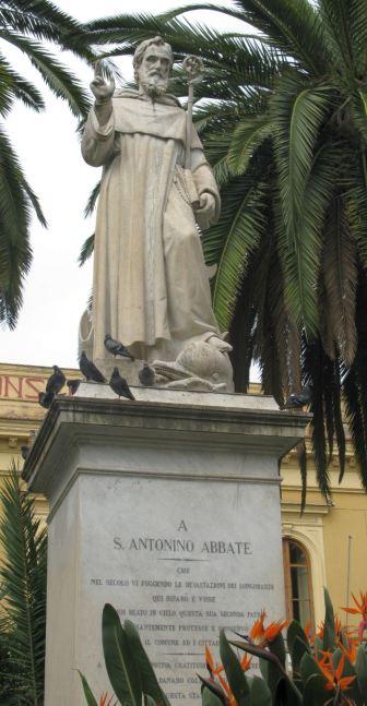 La statua di sant'antonino nella piazza a Sorrento a lui dedicata