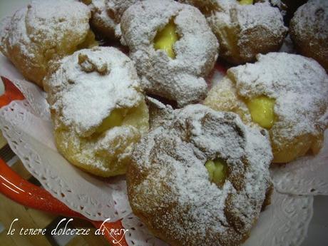 Bignè fritti ripieni di crema - i tradizionali bignè romani di San Giuseppe