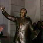 Svelata a Sanremo la statua in bronzo dedicata a Mike Bongiorno