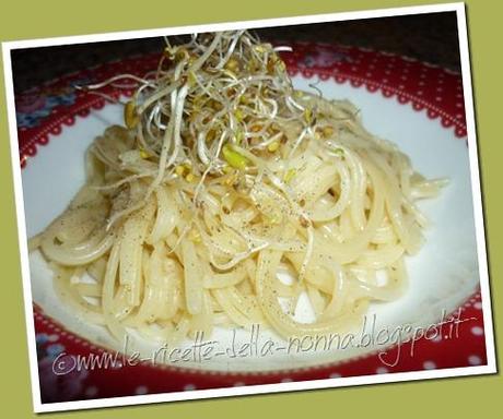Spaghetti cacio e pepe con germogli misti (5)