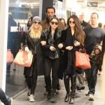 Il cast femminile di 'Spring Breakers' per shopping a Parigi05