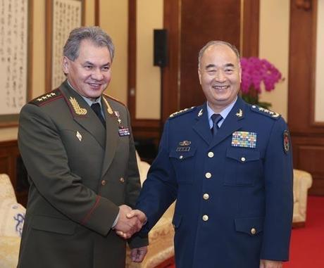 (Xinhua) -- Xu Qiliang, a destra, con  Sergei Shoigu lo scorso 21 Novembre. 