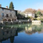 Bagno Vignoni e la vasca in piazza