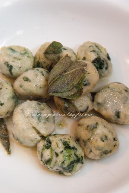 Gnocchi di ricotta e spinaci (Ricotta cheese and spinach dumplings)