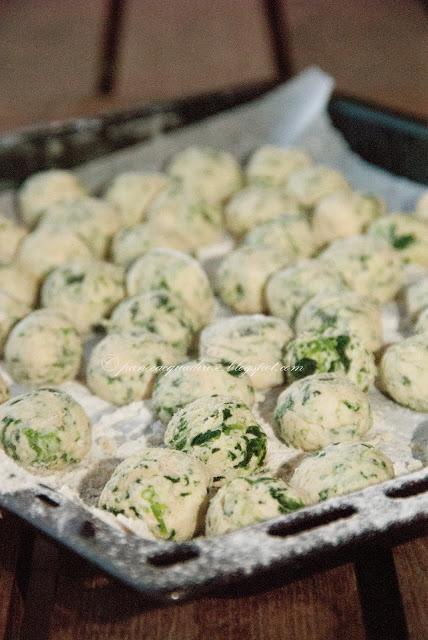 Gnocchi di ricotta e spinaci (Ricotta cheese and spinach dumplings)