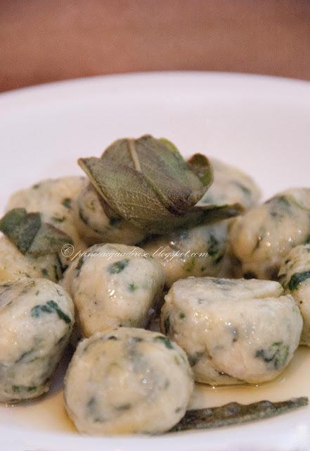 Gnocchi di ricotta e spinaci (Ricotta cheese and spinach dumplings)