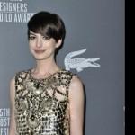 Anne Hathaway è l’attrice meglio vestita per i costumisti di Hollywood