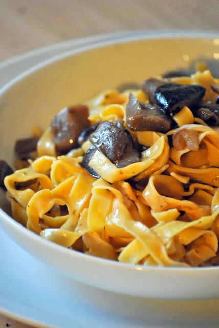 Tagliatelle di zucca (fatte in casa) con funghi porcini