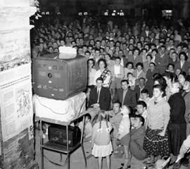 Tv in piazza Anni Cinquanta