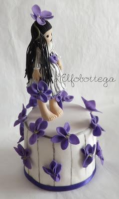 La ragazza delle violette - Torta decorata in pasta di zucchero