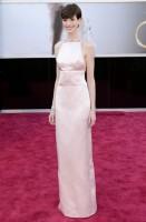 anne hathaway - prada (clutch roger vivier e gioielli tiffany)