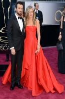 jennifer aniston - valentino couture (clutch salvatore ferragamo e gioielli fred leighton) justin theroux - salvatore ferragamo