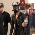 Justin Bieber Spasseggia con una maschera anti gas05