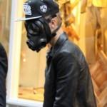 Justin Bieber fugge dai paparazzi indossando una maschera antigas