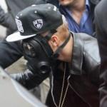 Justin Bieber Spasseggia con una maschera anti gas03