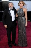 stacy keibler - naeem khan (scarpe giuseppe zanotti, clutch tiffany e gioielli lorraine schwartz) george clooney - giorgio armani