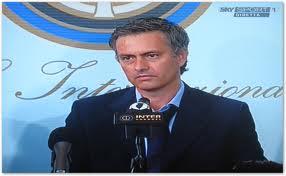Josè Mourinho con la cravatta allentata 