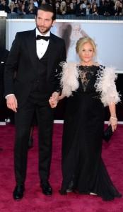 Bradley Cooper in Tom Ford, con madre al seguito.