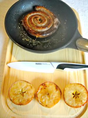 Ruota di salsiccia con le mele