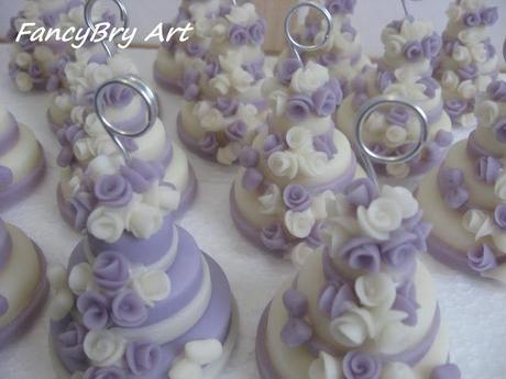 Mini wedding cake: lilla e bianco con rose e farfalle