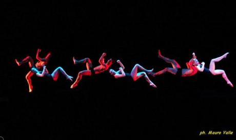FireFly FireFly: la Danza Visionaria di Anthony Heinl