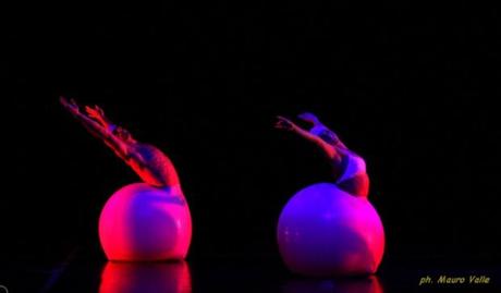 FireFly FireFly: la Danza Visionaria di Anthony Heinl
