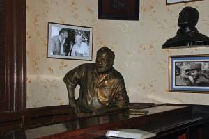La statua di Hemingway a El Floridita