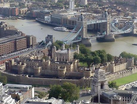 LA TORRE DI LONDRA, DOVE I CORVI PROTEGGONO LA CORONA