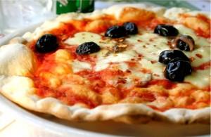 Pizza Margherita alle olive nere
