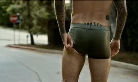 David Beckham per H&M; Underwear: l’oggetto della discordia (video)