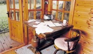 La Stanza dello Scribacchino Il tavolo di Louis de Bernières