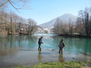 Jacopo e pescatore bosniaco in pesca sull'Una in Bosnia