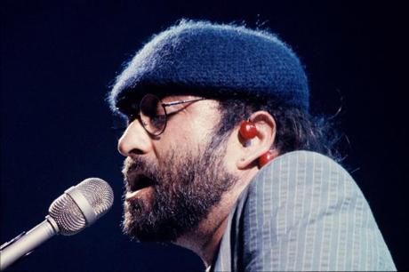 Lucio Dalla mentre canta con un orecchio candito (ph. Roberto Serra \ Iguana Press)