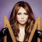 Miley Cyrus, nuovo look con capelli blu. “No, sono platino”