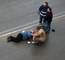 Bari/ Motociclista vittima di pirata della strada. Il Ten. Col. Medico dell’Esercito presta il soccorso
