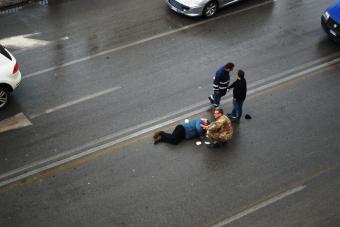 Bari/ Motociclista vittima di pirata della strada. Il Ten. Col. Medico dell’Esercito presta il soccorso
