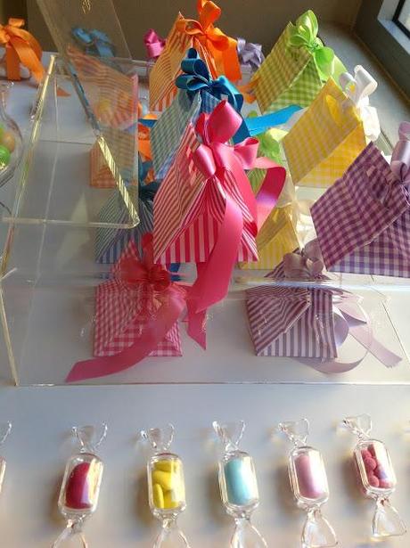 Origami paper cube and colors confetti