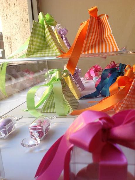 Origami paper cube and colors confetti