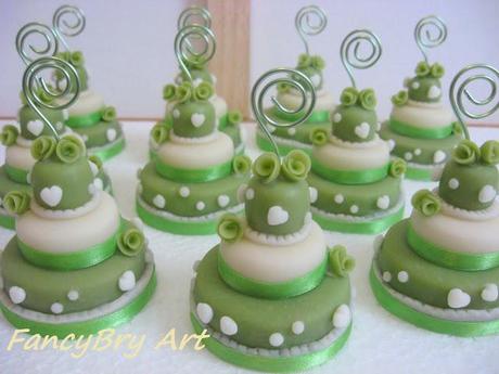 Mini wedding cake: verdi e bianche con rose e cuoricini